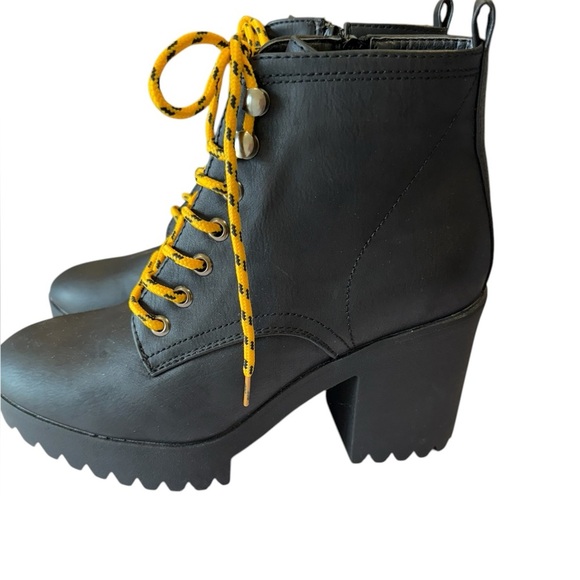 Ankle Boots black with Yellow Laces Sz 9, by se7en preppy clueless academia y2k - Picture 3 of 13
